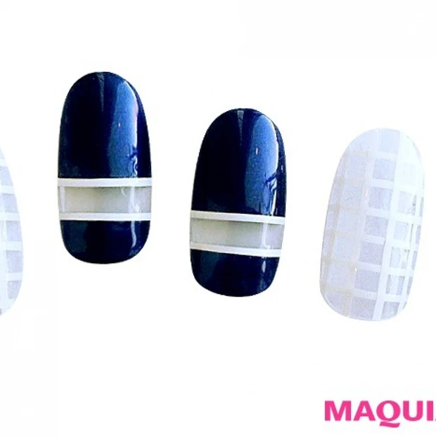 クリアな抜け感が知的！ ホワイトチェック×ネイビーボーダーネイル