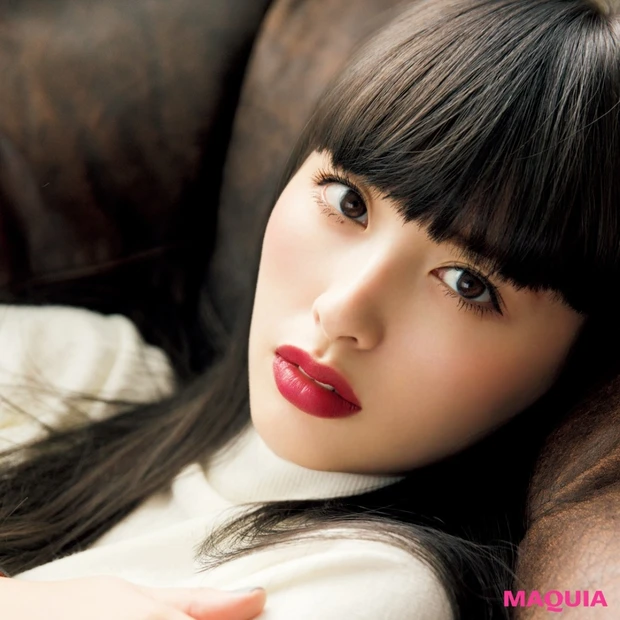 鈴木えみの秋の本命メイク☆ ポイントはグレーの髪色に似合うレッドの唇