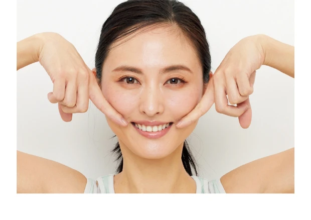ベロ上げした状態で、あご、エラの力を抜く。人さし指を口角から頬骨の下に当て、大頬骨筋と小頬骨筋だけを使って頬を上げる意識でにっこり。1日何度でも。