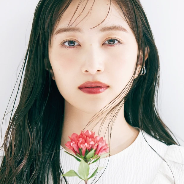 ももクロの推し色メイク。百田夏菜子さんの赤メイクは、シックな色みでエモー…