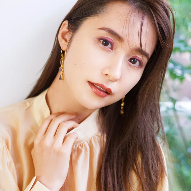 衛藤美彩さんが￥900のプチプラアイシャドウで変身！ ギャップで魅せる、エクセルのくすみピンクメイク