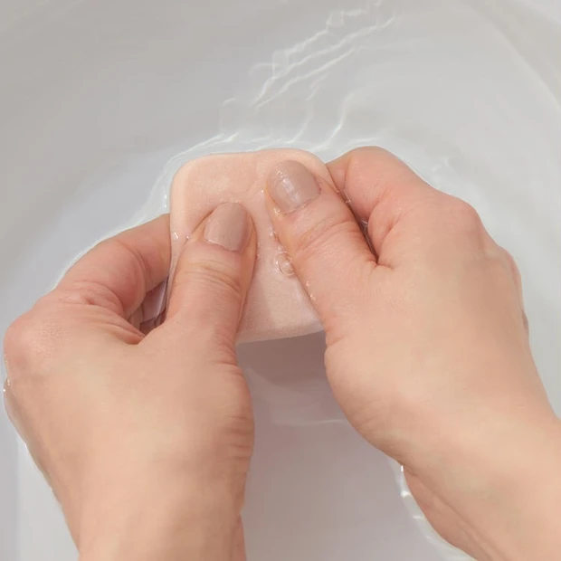 スポンジの洗い方 2. 揉み洗いし十分にすすぐ