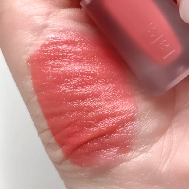 ラカ　フルーティグラムティント #109 フレッシュの塗布画像、クリアなレッド系発色