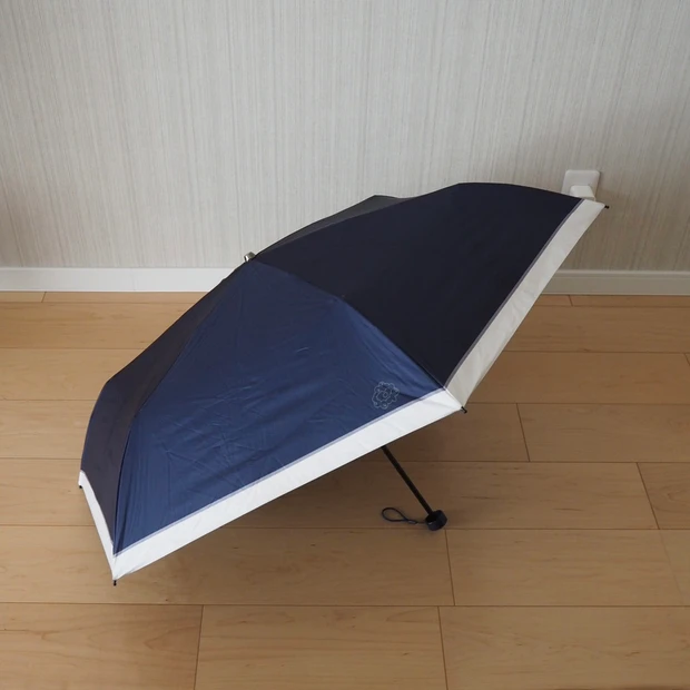 持ち運びに便利な折りたたみタイプの日傘