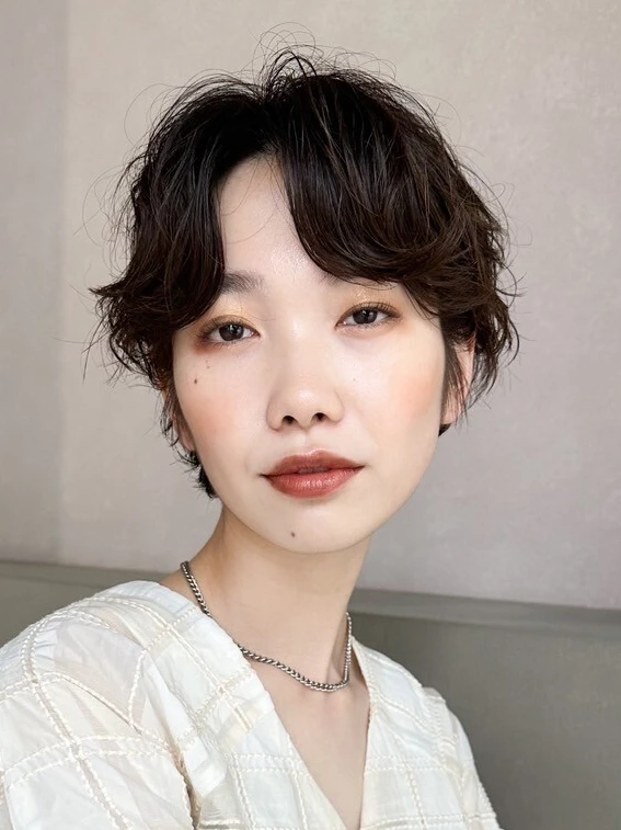 ヘアカタログ ショート ショートヘア 前髪あり 正面 センターパート 前髪カール