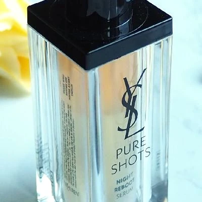 「YSL ピュアショット ナイト リチャージセラム」が二層に分かれた状態