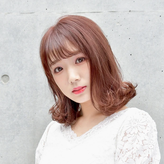 シースルーバングとピンクフラペチーノカラーの韓国風ヘアで、かわいさ最上級…