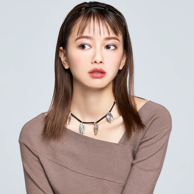 【山本舞香】レディでモードなカチューシャアレンジ3