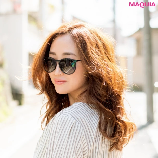 神崎恵さんのサングラスを味方にするメイク＆ファッションの極意