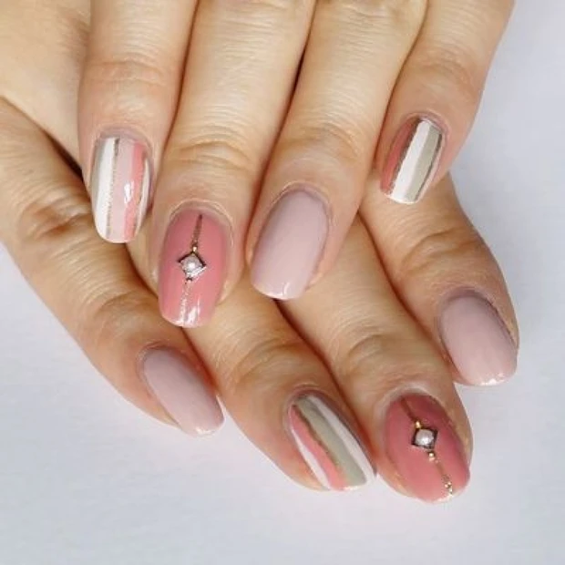 ピンク×グレイがシック！ 手をキレイに見せるストライプネイル【ギ☆のセル…