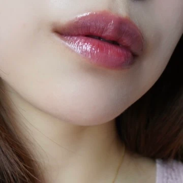 2025MYベスコスリップ⑤Pyt(ピュット)ゲンバ リップティント 03 ピンクレモネードティントを塗った写真