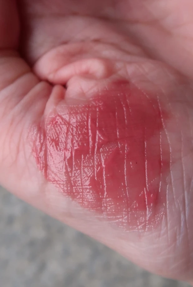 ミルクタッチ  ジュエリーフィットティンティッドグロウティント　08 Rosy Breeze　手に