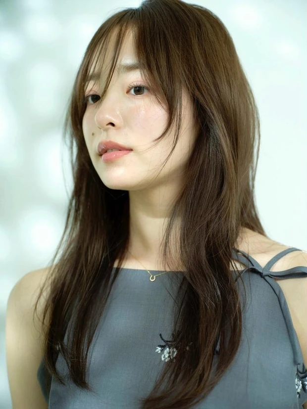 夏におすすめの髪型 トレンドヘアスタイル ハッシュカットの抜け感ロング