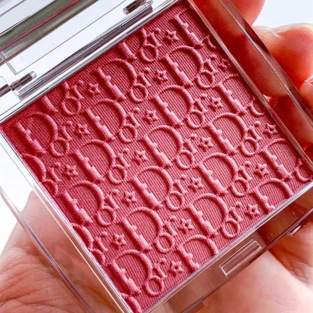 	「Dior ロージー グロウ 850 スターリー モーヴ」自然光で撮影したチークの質感が分かる写真