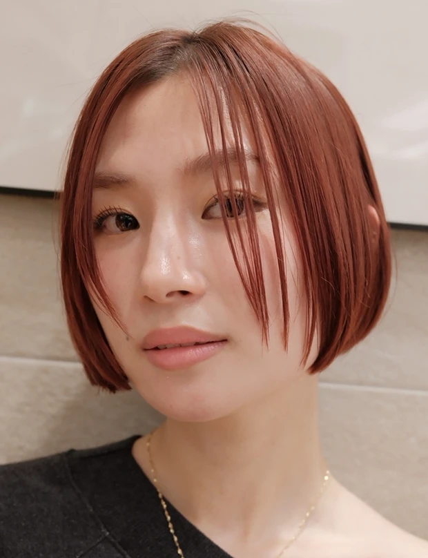 髪型 ショートヘア 40代 前下がりショート 前髪あり 正面