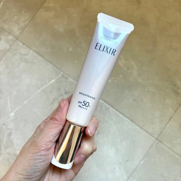 【エリクシール】忙しい朝でも手軽に「ふっくらツヤ肌♡」 ドラストで買えるデパコス級の1本