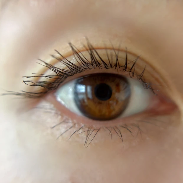 フェザー ウィスプ マスカラ04 目元スウォッチ