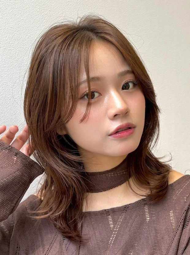  【春におすすめの髪型】ミディアムヘア11選  結んでもおしゃれなレイヤー×センターパートのくびれミディアム