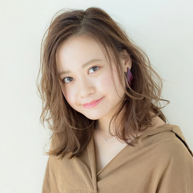 起きてスグ可愛い！ カラーで遊びを効かせたナチュラルウェーブミディ