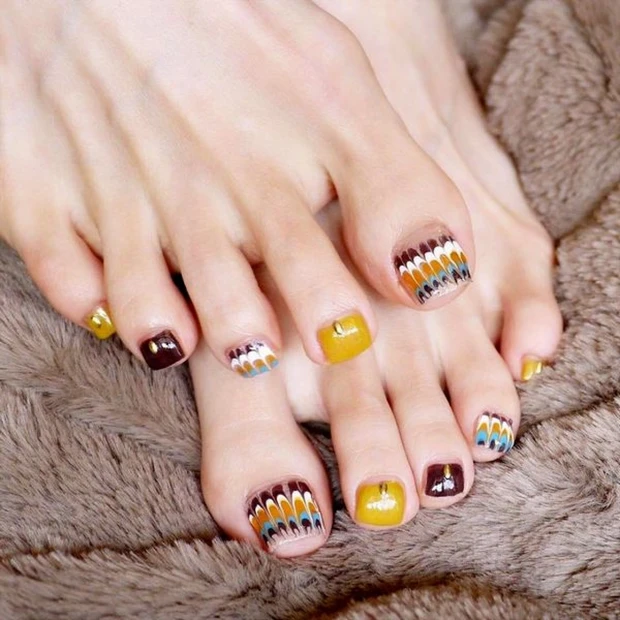 ピーコック柄が大人カジュアル！秋冬配色のエスニックネイル【ギ☆のセルフネ…