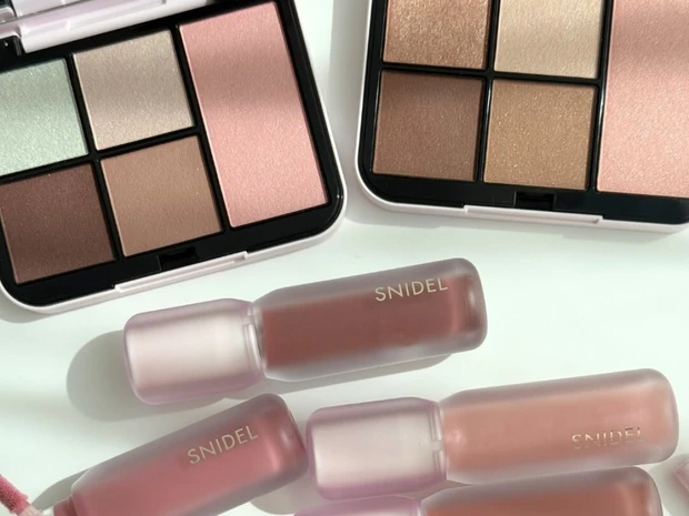 【夏新色コスメ2026】スナイデル ビューティから人気マルチパレットの新色や新作グロスティントが登場！ 全色スウォッチ付き