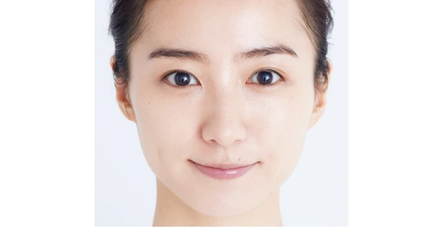 下地で頬と目尻にツヤUP