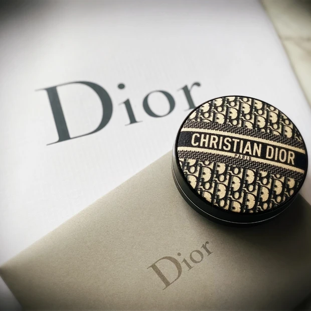 ついに発売!予約殺到!爆売れ!パケ買い!ディオールロゴ がステキ!限定品 ディオールスキン フォーエヴァー クッション ディオールマニア エディション