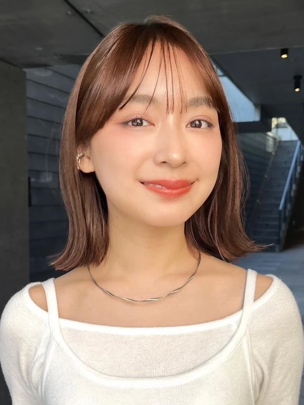 艶カラーとは ツヤカラー ベージュ　切りっぱなしボブ