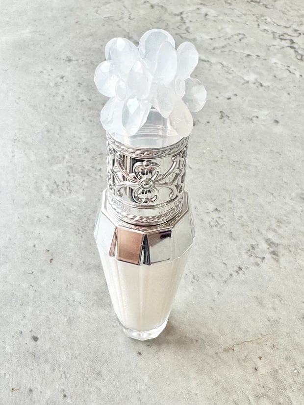 ジルスチュアート　サムシングピュアブルー　限定発売　限定コスメ　デパコス　リップセラム　唇美容液　リップ美容液　リッププランパー