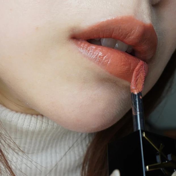 YSL ザ インクス ヴィニルクリーム 443 ポップ ザ ヌードの着画