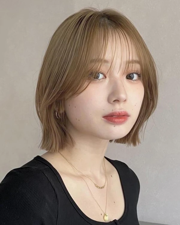 冬 ヘアカラー 明るめ ベージュ ボブ