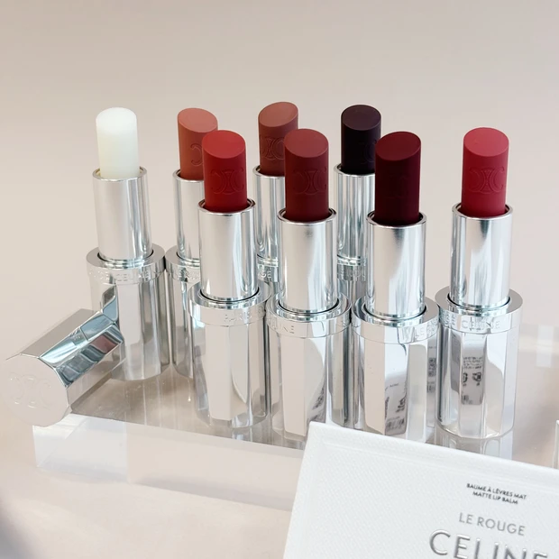 【セリーヌ ボーテ】マット質感の新作リップバーム全8色をスウォッチ！ シルバーのリップケースにも注目