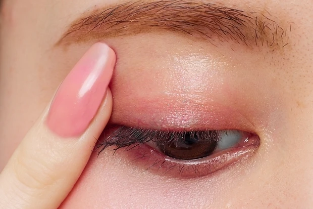 山本望叶 ピンクアイシャドウ