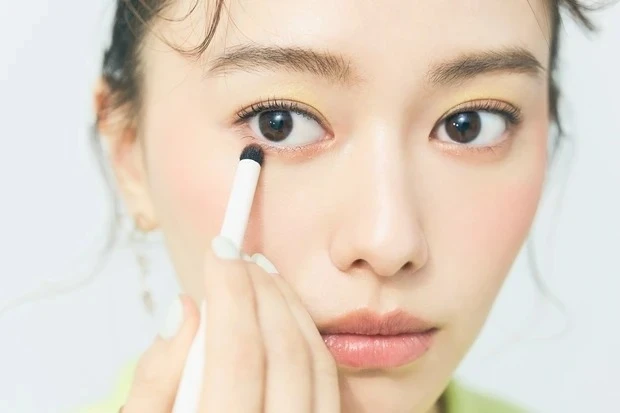 大人でも取り入れやすいY2Kメイクのやり方_【Y2Kメイク】イエローアイ×ピンクチークのカラフルメイク_3