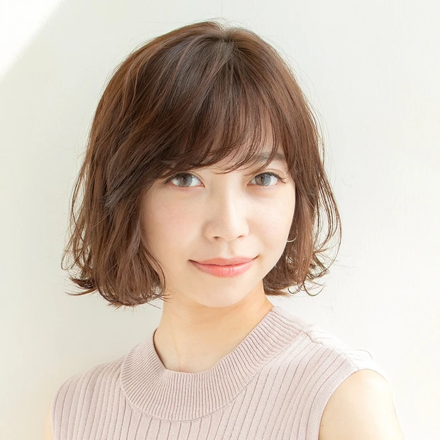 フワッと軽くて広がりにくい、ほんのりウェット質感のゆるウェーブボブ