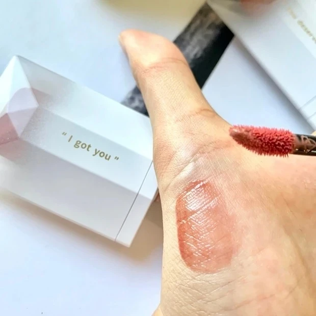 【中国コスメ】PERFECT DIARY（パーフェクトダイアリー） フローティング ライト リップグロス 101 "I got you" ホワイトピーチのスウォッチ