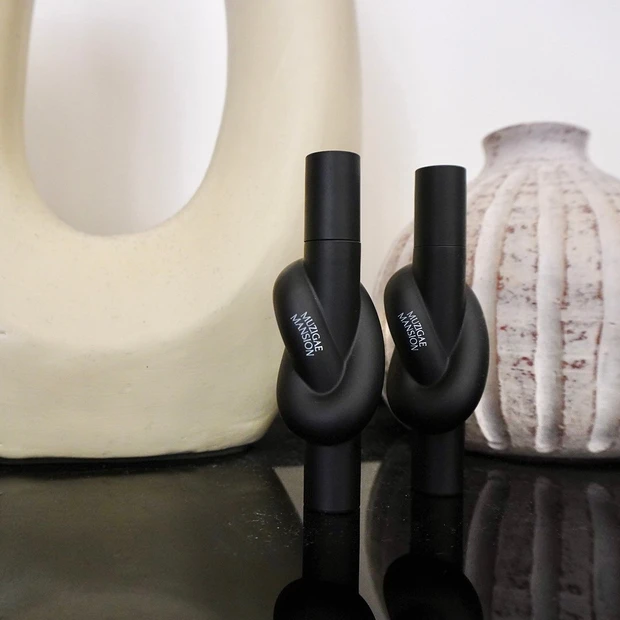 MUZIGAE MANSION（ムジゲマンション）のタイアップカバーティント2本を並べた写真。