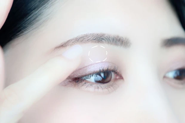 まぶた中央にラメをのせる