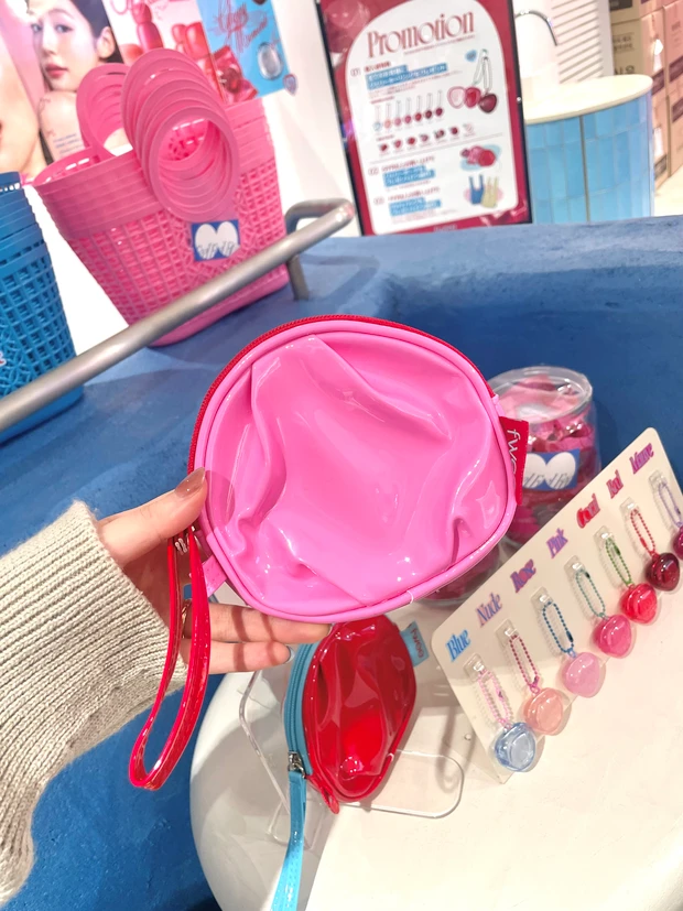 後ろに映る階段が青くてかわいい