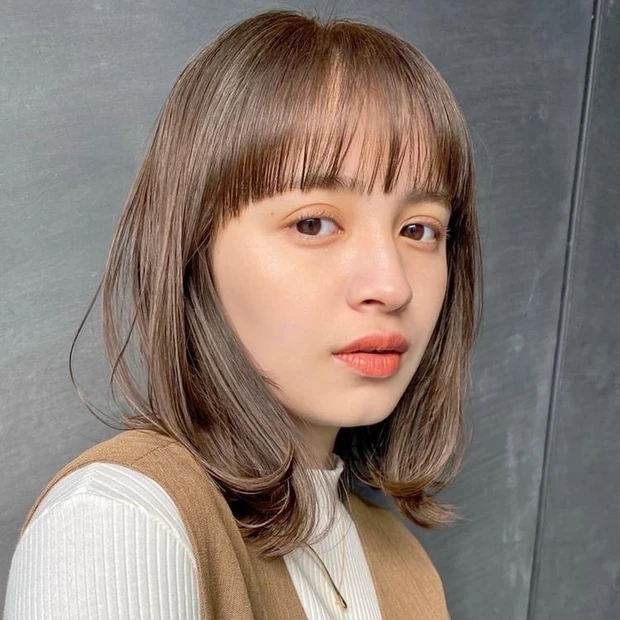 ミディアム ヘア 髪型 ヘアスタイル 大人 前髪あり グレージュ