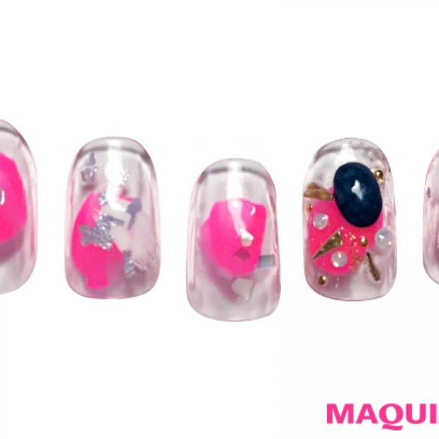 カジュアルに楽しむ、ビビッドな「夏ピンク」ネイル