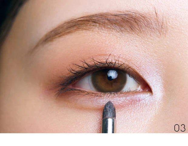 【2025年秋 アイシャドウ】にじみ血色ときらめきライラックで大人のピュア顔 手順3