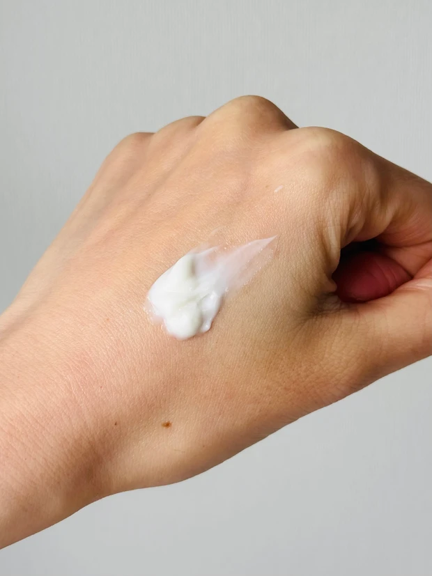 YOLUのオーバーナイトクリームのテクスチャー