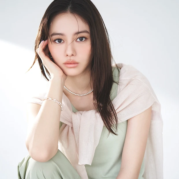 山本舞香 コーラルチーク 春メイク