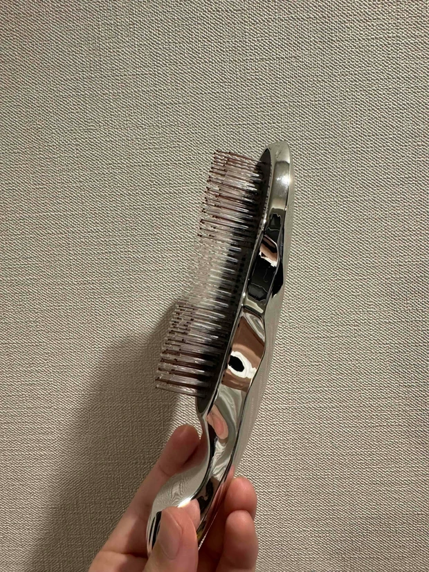 頭皮にあわせた密着を叶える ラウンドホール形状