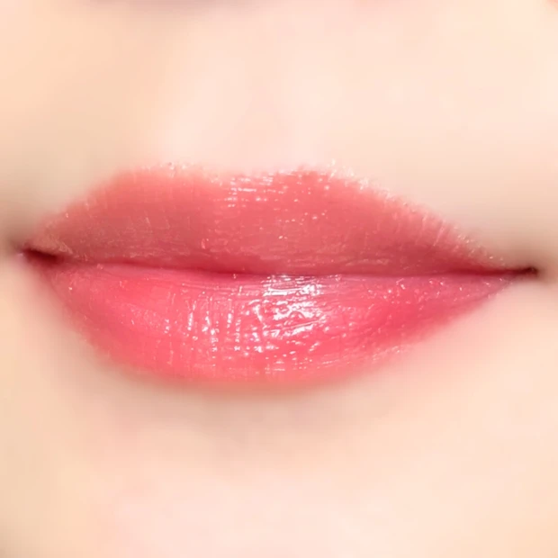 「エレガンス クラルテルージュビジュー 11」を唇に塗布した写真