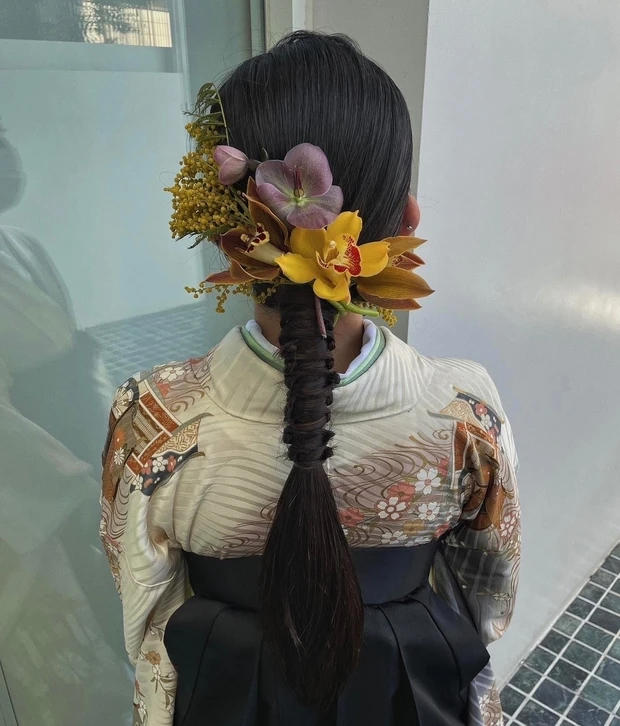 【着物に似合うヘアアレンジ】卒業式や入学式にもおすすめ! 「水引&金箔」「タイトな一本結び」「花モチーフ」のヘアアレンジ22選_3_4