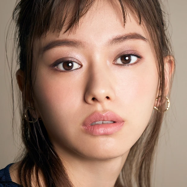 【山本舞香】ちょいモードで知的な黄みベージュリップ2