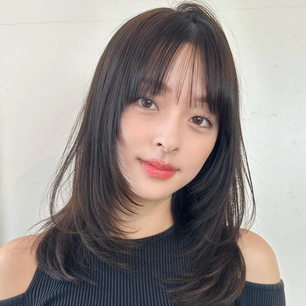【9位】【冬の最新セミロング】小顔見え効果抜群！ 暗髪でも軽やかなレイヤー×セミロング
