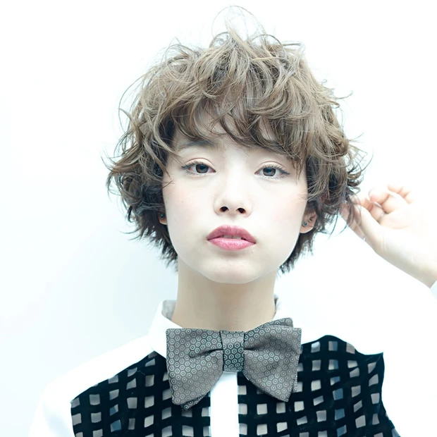 ボリューミーな束カールがチャーミング！ クセ毛風くしゅくしゅショート